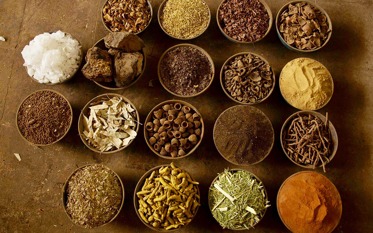 Toepfe-mit-Rohmaterialien-fuer-Naturfarben